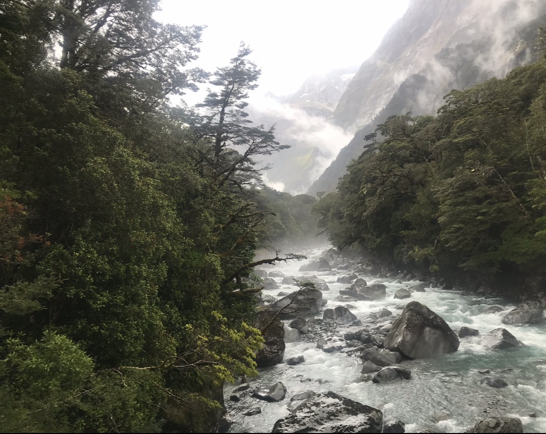 Bjerglandskab med flod i New Zealand